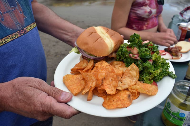 OARS River Tarifi: Çilekli Kale Salatalı Bison Burgerler