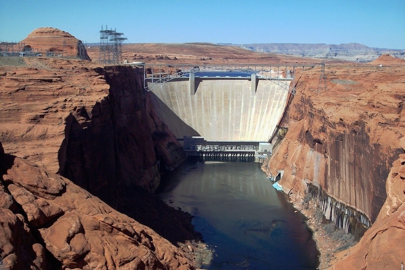 Glen Canyon Dam and decreasing Lake Powell levels