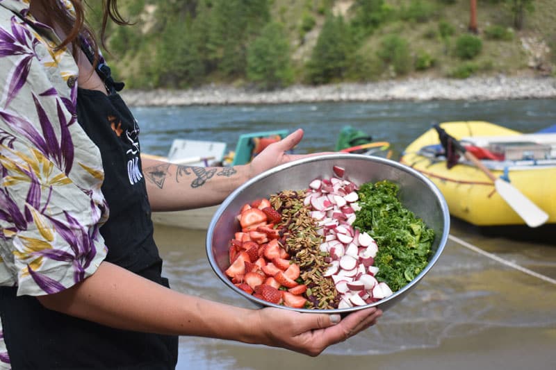 Nehir Tarifi: Çilekli Kale Salatası