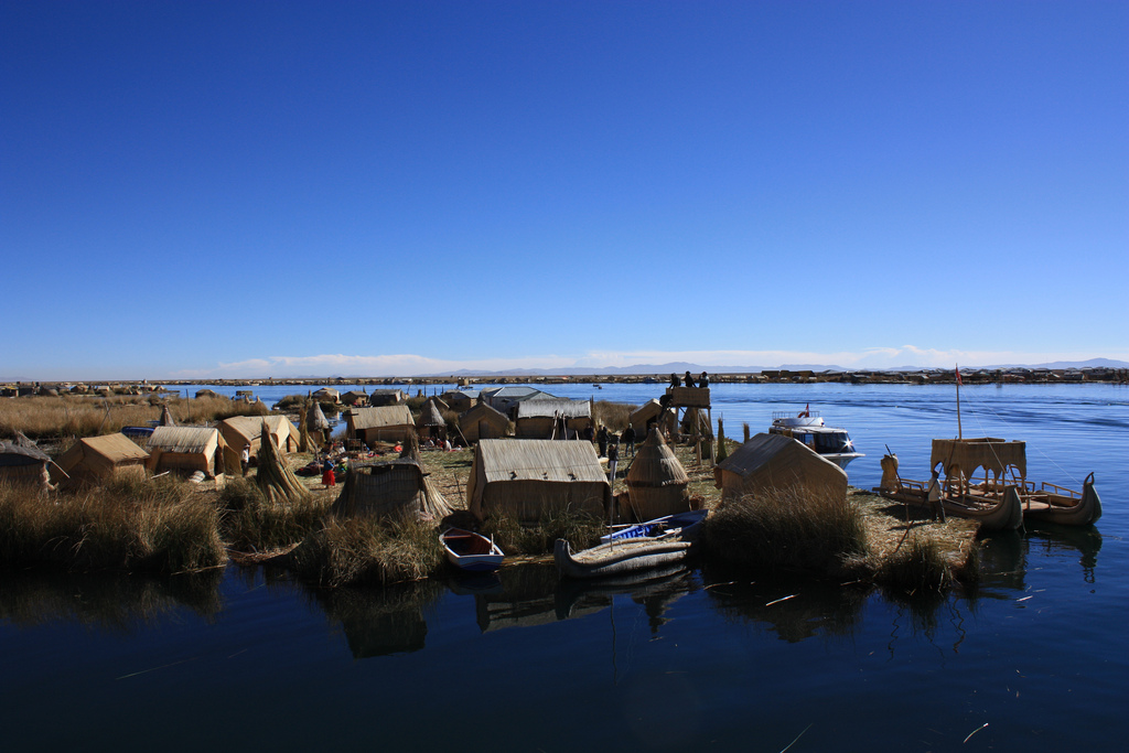 10 Must-Do Peru Adventures That Aren’t Machu Picchu | Explore the floating islands of Lake Titicaca | Photo: Andrea Stefanini / FlickrCommons